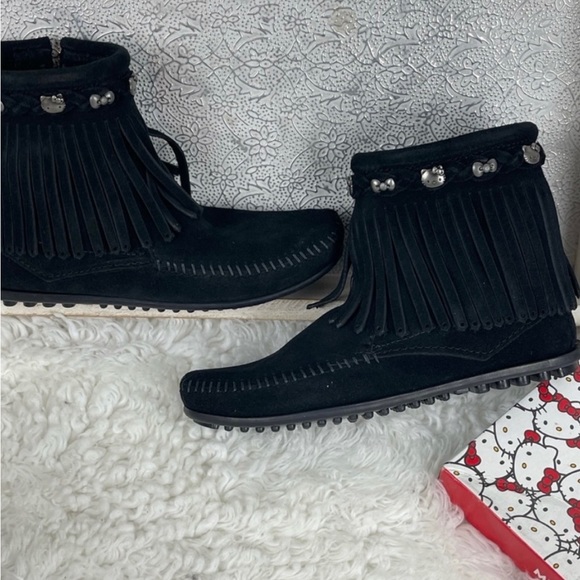 Minnetonka Hello Kitty Limited Edition Booties Black Suede Leather NWT SZ 6 Rare - Picture 2 of 6
